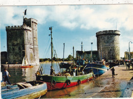 17. LA ROCHELLE. CPSM. LE PORT DE PECHE .TOUR ST NICOLAS ET TOUR DE LA CHAINE. ANNEE 1971 + TEXTE - La Rochelle