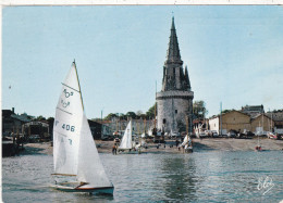 17. LA ROCHELLE. CPSM. VOILIERS DEVANT LA TOUR DE LA LANTERNE. ANNEE 1968 + TEXTE - La Rochelle