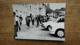 Les Abrets Où Environs : Isère , (années 50-60) Groupe De Personnes Sur La Place - Orte