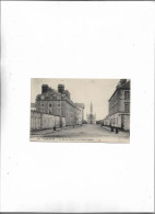 Carte Postale Ancienne Cherbourg (50) La Rue Des Casernes Et La Chapelle Militaire - Cherbourg