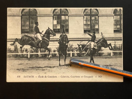 V180B - SAUMUR Ecole De Cavalerie Cabriole Courbette Et Croupade - Maine Et Loire équitation Dressage - Saumur