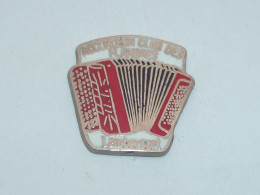 Pin's ACCORDÉON CLUB DES FLANDRES, LAMBERSAT - Muziek