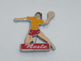 Pin's HANDBALLEUR, NESLE - Handball