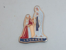 Pin's NOTRE DAME DE LOURDES A - Città