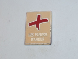Pin's CROIX ROUGE, DES PREUVES D AMOUR - Brandweerman
