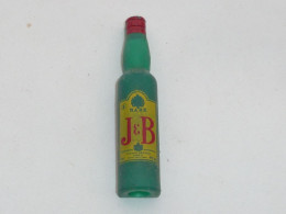 Pin's BOUTEILLE DE WHISKY J & B, Demi Volume - Boissons