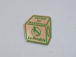 Pin's SAVON DE MARSEILLE, LA PERDRIX - Other & Unclassified