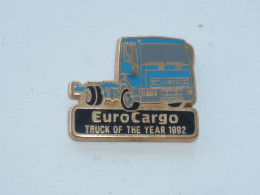 Pin's IVECO, EUROCARGO, CAMION DE L ANNEE 92, BLEU Signe PRAXIS - Transports