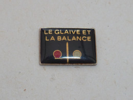 Pin's LE GLAIVE ET LA BALANCE - Other & Unclassified