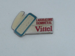 Pin's LABORATOIRE BIOMINERAL VITTEL, PERFORMANCE HYDRATATION - Geneeskunde