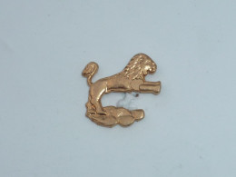 Pin's LION DORE - Animaux