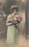 FANTAISIES - Femmes - Femme Tenant Un Bouquet De Fleurs - Carte Postale Ancienne - Femmes