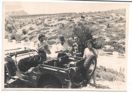 PHOTO - Quatre Jeunes Devant Jeep à CASSIS En 1949 - Ft 10 X 7 Cm - Automobile