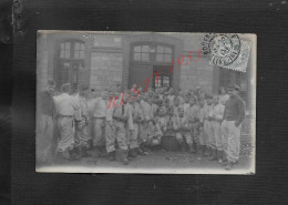 MILITARIA CARTE PHOTO MILITAIRE GROUPE DE SOLDATS SOUVENIR DE LEON  CACHET ROUEN : - Shopkeepers