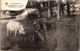 SELECTION -   EN PERIGORD -  Deux Chercheurs De Truffes Fructueuse Trouvaille - Autres & Non Classés