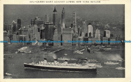 R655458 Queen Mary Against Lower New York Skyline. Manhattan Post Card. 1936 - Monde
