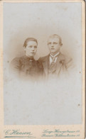 DE242  --  DEUTSCHLAND --  WOLFENBUTTEL  --  CABINET PHOTO, CDV  --  COUPLE --  FOTO:  CARL HANSEN  - 10  Cm  X 6,2 Cm - Anciennes (Av. 1900)