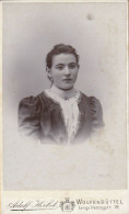 DE243  --  DEUTSCHLAND --  WOLFENBUTTEL  --  CABINET PHOTO, CDV  --  LADY --  FOTO:  ADOLF HERBST  - 10,3  Cm  X 6,2 Cm - Old (before 1900)