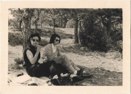 PHOTO - Moment De Pause Pour Ces Randonneuses Près De CHÂTEAU ARNOUX  - Ft 11 X 8 Cm - Anonymous Persons