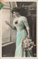 FANTAISIES - Femme En Robe Bleue Avec Des Fleurs - Souvenir - Carte Postale Ancienne - Femmes