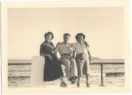 PHOTO - LA CIOTAT - Jeune Homme Entouré De Demoiselles - Ft 10,5 X 8 Cm - Anonieme Personen