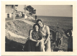 PHOTO - LA CIOTAT - Jeune Homme Assis Sur Le Capot De Sa Voiture Avec Jeune Fille  - Ft 10,5 X 8 Cm - Anonieme Personen