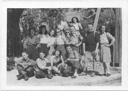 PHOTO - Groupes D'amis Devant Restaurant à GEMENOS En 1946  - Ft 9 X 6,5 Cm - Anonymous Persons