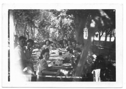 PHOTO - Groupes D'amis Attablés à LE THOLONET En 1946  - Ft 9 X 6,5 Cm - Personnes Anonymes