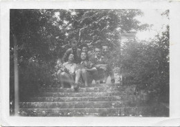 PHOTO - Groupes D'amis Assis Sur Des Escaliers  à LE THOLONET En 1946  - Ft 9 X 6,5 Cm - Anonymous Persons