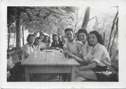 PHOTO - Groupes D'amis Buvant L'apéro à LE THOLONET En 1946  - Ft 9 X 6,5 Cm - Anonymous Persons