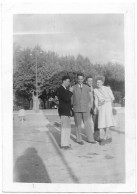 PHOTO - CANNES - Jeunes Gens En 1947  - Ft 9 X 6,5 Cm - Lieux