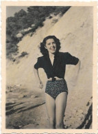 PHOTO - Jeune Fille En Bas De Maillot Et Chemise Nouée En 1948   - Ft 9 X 6,5 Cm - Anonymous Persons