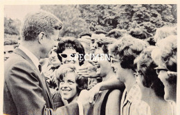 President Kennedy JFK :  Greeting Students At White House Lawn 1962 - Politieke En Militaire Mannen