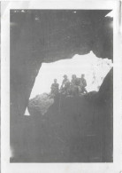 PHOTO - Groupe De Personnes Se Préparant à Descendre Dans Une Grotte à MARSEILLEVEYRE  En 1946  - Ft 9 X 6,5 Cm - Plaatsen