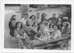 PHOTO - Un Bon De Rouge Et Une Cigarette à GEMENOS En 1946 Entre Amis  - Ft 9 X 6,5 Cm - Orte