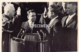 President Kennedy JFK Takes Oath Of Office - Earl Warren -  James Browning - Lyndon Johnson 1961 - Politieke En Militaire Mannen