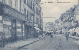 ELBEUF : CPA DE 1928 CRANTEE N. TROUVEE AVEC CETTE VUE DE LA RUE DE LA BARRIERE ET HOTEL BRASSERIE NATIONALE..B.ETAT. - Elbeuf