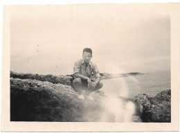 PHOTO - SAUSSET - Jeune Homme Sur Les Rochers 1949 - Ft 9 X 6,5 Cm - Plaatsen