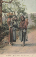 CARTE POSTALE ORIGINALE ANCIENNE  : DEUX FEMMES ARABES KABYLES ALLANT A LA FONTAINE - Vrouwen