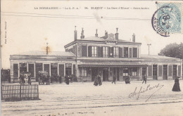 ELBEUF : CPA DE 1905 .LA GARE SAINT AUBIN. VUE EXTERIEURE .ANIMEE. UNE PETITE TACHE. T. PETIT PRIX. COMPAREZ!!!! - Elbeuf