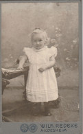 DE247  --  DEUTSCHLAND --  HILDESHEIM  --  CABINET PHOTO, CDV  --  GIRL --  FOTO: WILHELM  REDEKE  - 10,2  Cm  X 6,2 Cm - Old (before 1900)