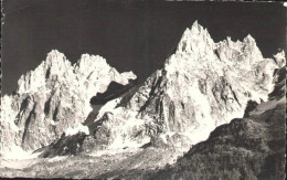 Au Pays Du Mont-Blanc - L’Ombre à Envahie La Vallée. Mais Là-haut Tout Flambe Encore Dans Les Derniers Feux Du Soleil - Chamonix-Mont-Blanc