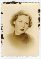 Photo Ancienne, Belle Femme En Pull Aux Yeux Grands Ouverts Et Aux Lèvres Brillantes, Années 1940 - Anonymous Persons