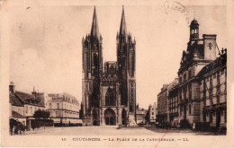 COUTANCES ( 50 ) - La Place De La Cathédrale - Coutances