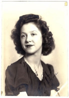 Photo, Portrait D'une Belle Jeune Femme Avec Une Superbe Coiffure Des Années 1950 - Anonieme Personen