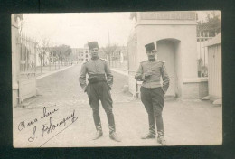 Carte Photo Tunis Deux Militaires Posant Devant La Porte Sud Du Quartier Forgemol ( Militaria Caserne ) - Tunisia