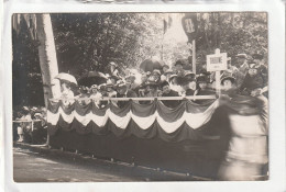 Carte Photo : 13,8 X 8,8  -  Du Monde Derrière Les Tribunes.  A Identifier - To Identify