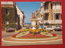 CPM -  Villers Sur Mer -(Calvados) - Perspective Sur La Plage Et La Mar - Elégante Station Balnéaire (voiture Ancienne) - Villers Sur Mer