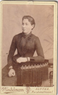 DE252  --  DEUTSCHLAND --  ALTONA  -  CABINET PHOTO, CDV  --  LADY  -  FOTO:  P. LINCKELMANN  - 10,2  Cm  X 6,2 - Anciennes (Av. 1900)