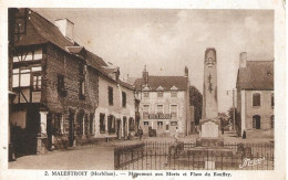 Malestroit Monument Aux Morts Et Place Du Bouffet - Malestroit